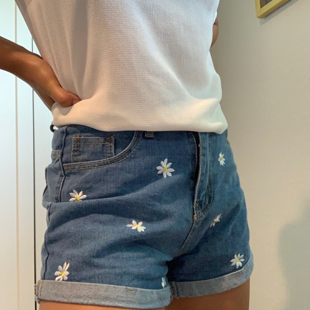 High waisted floral shorts 🌼